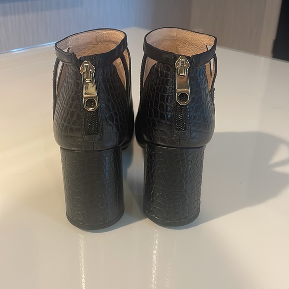 Louise et Cie Cut Out Black Leather Booties in Size 8.5. - Picture 3 of 7